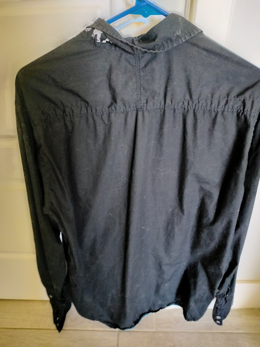 DKNY Black Lightweight Button-Front Shirt Jacket with Distressed Print - Picture 3 of 4